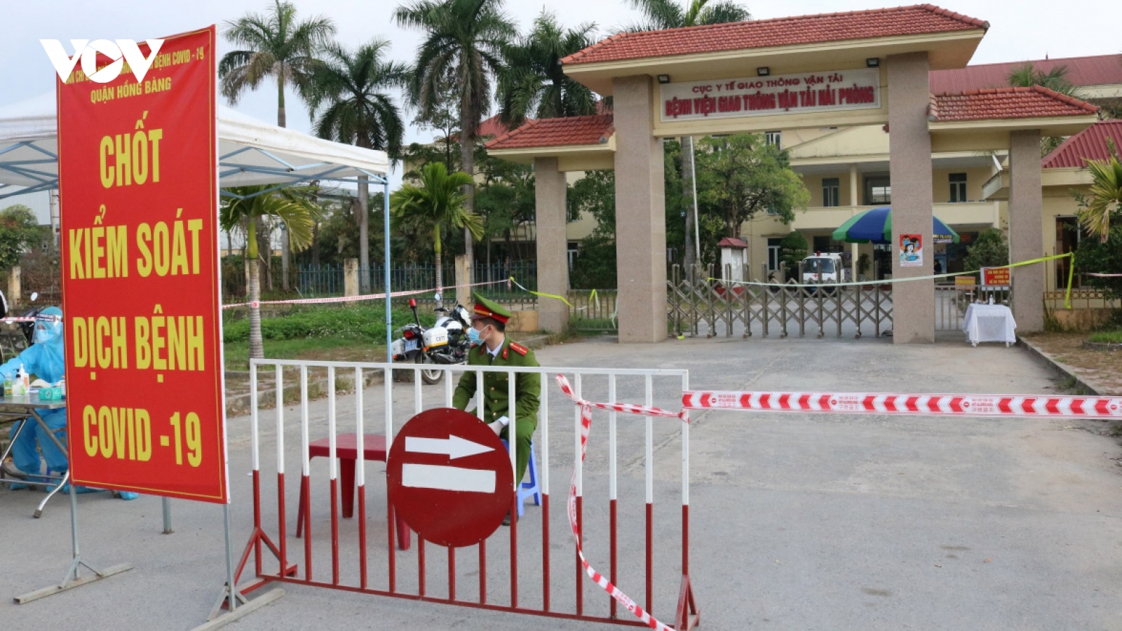 Hai Phong closes non-essential services after a COVID-19 infection 