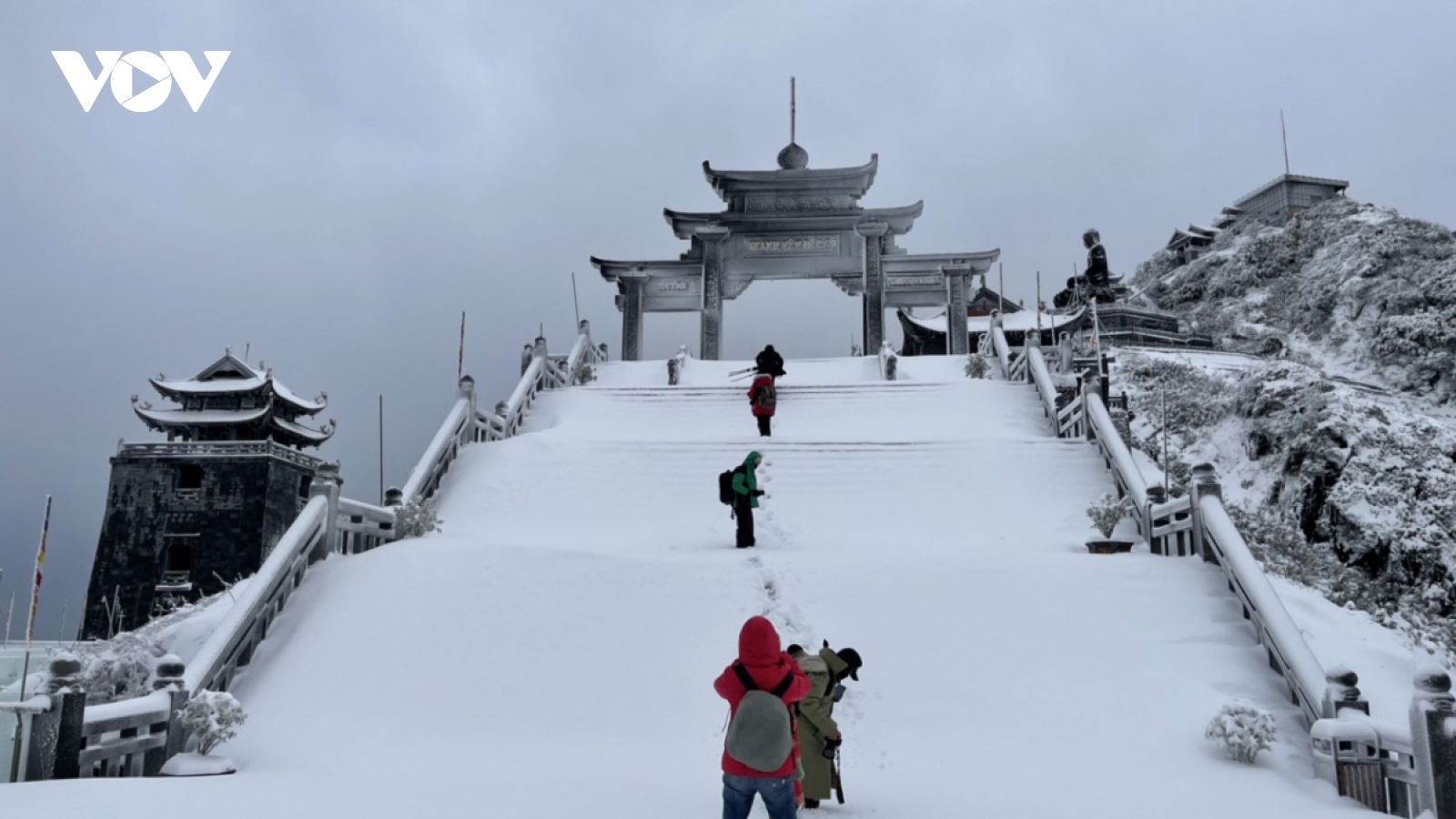 Fansipan Mt. in thick blanket of snow again as temperature falls to -3