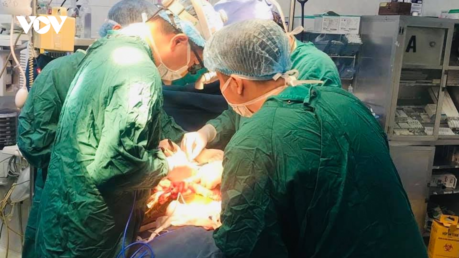 Cứu sống bé gái 16 tháng tuổi bị mảnh thủy tinh làm thủng thành bụng
