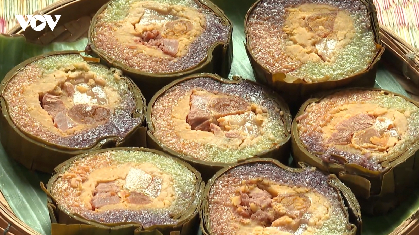 Bánh tét Trà Cuôn với mâm cơm ngày Tết