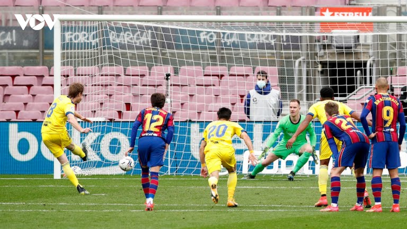 Thủng lưới phút 89, Barca đánh rơi chiến thắng trước Cadiz