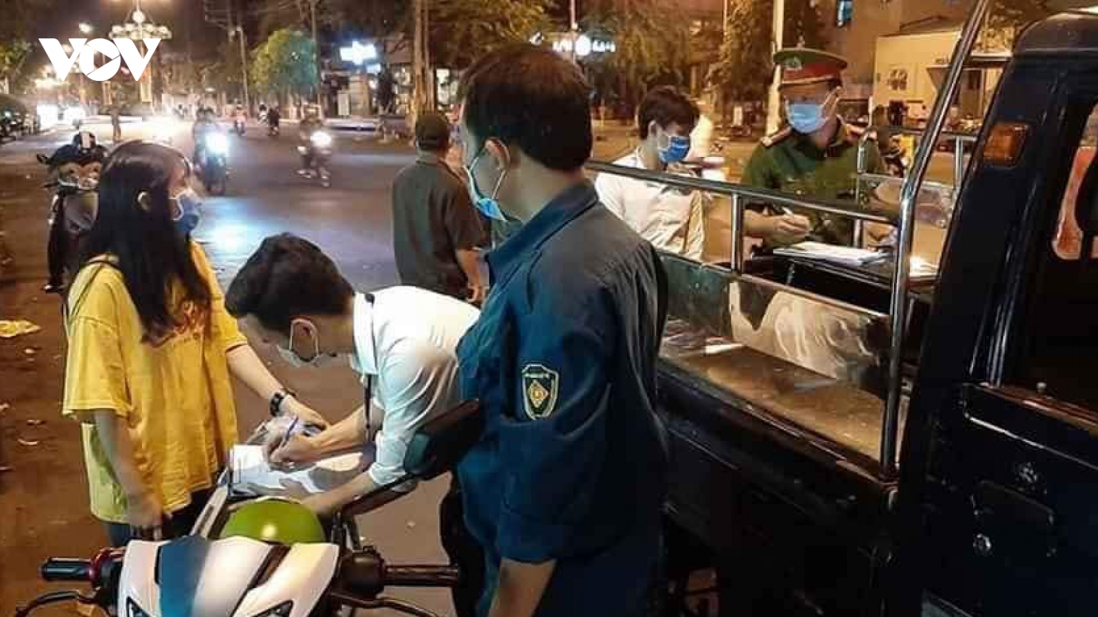 Người dân Thủ Dầu Một (Bình Dương) chung tay đẩy lùi Covid-19