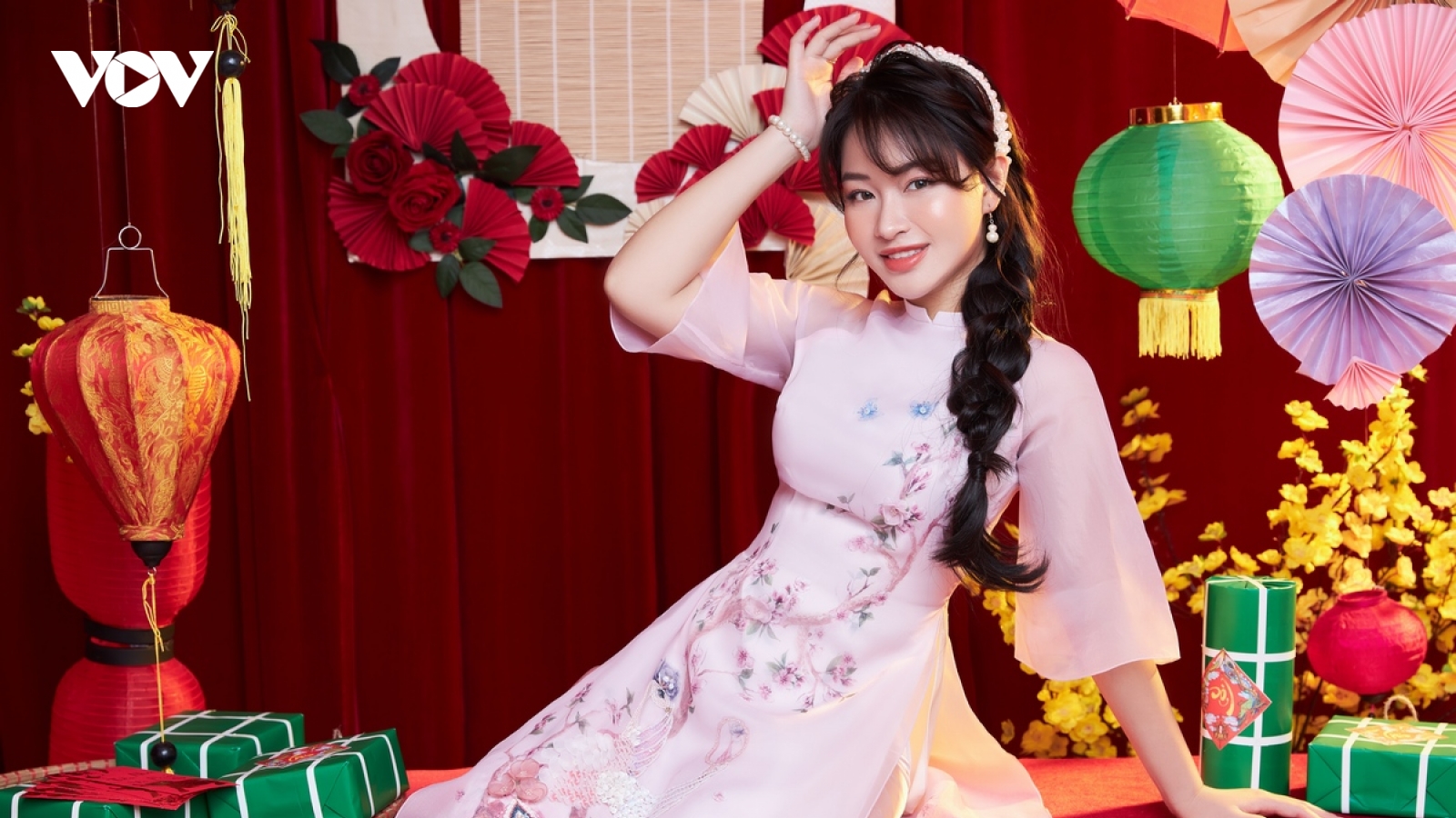 Bùi Dương Thái Hà dịu dàng trong tà áo dài xuân với những họa tiết bắt mắt