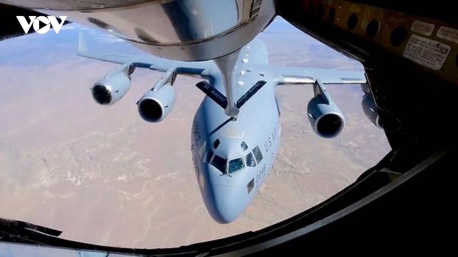 Vận tải cơ C-17 Globlemaster được tiếp nhiên liệu trên đường tới Thái Bình Dương