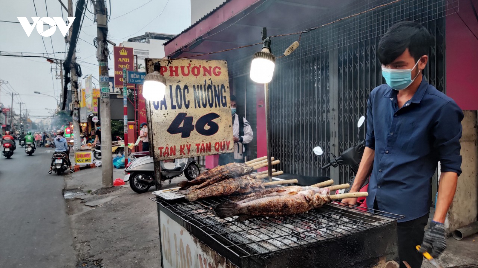 Trắng đêm nướng 3,5 tấn cá phục vụ ngày Thần Tài