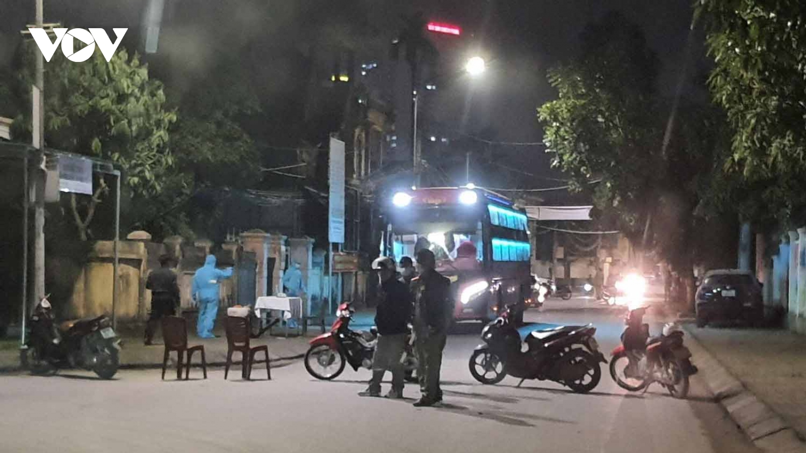 Cách ly khẩn cấp sinh viên trường FPT tự đi xe máy từ Hà Nội về Nghệ An lên cơn sốt, ho