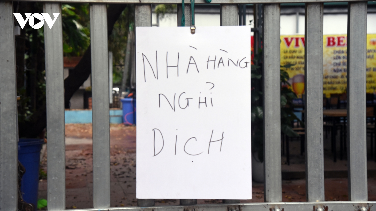 Không bị cấm, nhiều hàng quán ở Hà Nội vẫn không dám mở cửa 