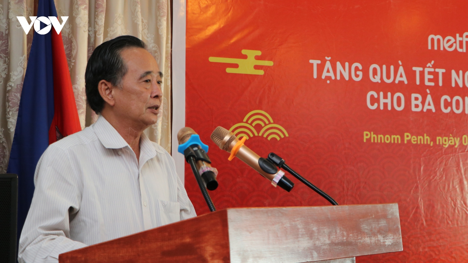 Tặng quà Tết cho bà con Việt kiều nghèo tại Campuchia