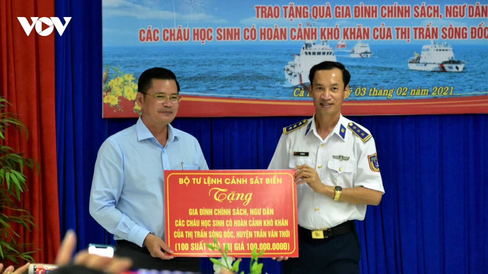 Cảnh sát biển tặng quà Tết cho ngư dân và học sinh nghèo