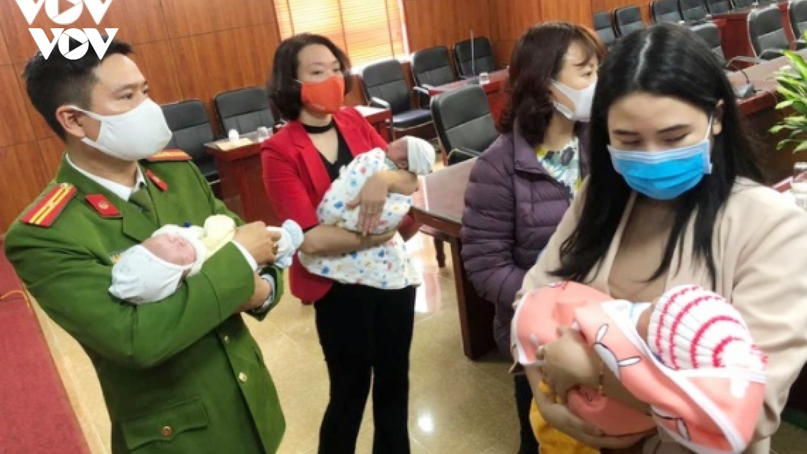 Giải cứu 4 trẻ sơ sinh đang trên đường bị bán sang Trung Quốc