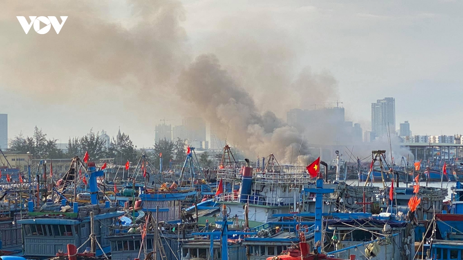 Nóng: Cháy ở âu thuyền Thọ Quang thiêu rụi 3 tàu cá của ngư dân Bình Định