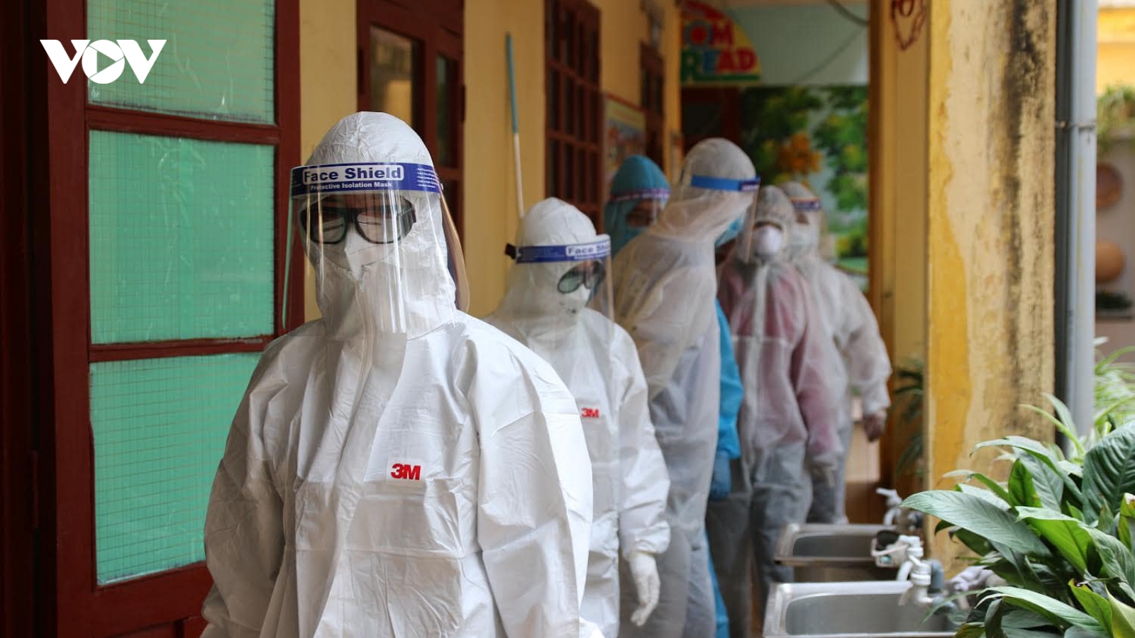 Khoảng 600.000 nhân viên y tế, nhân viên tham gia chống dịch được tiêm vaccine COVID-19