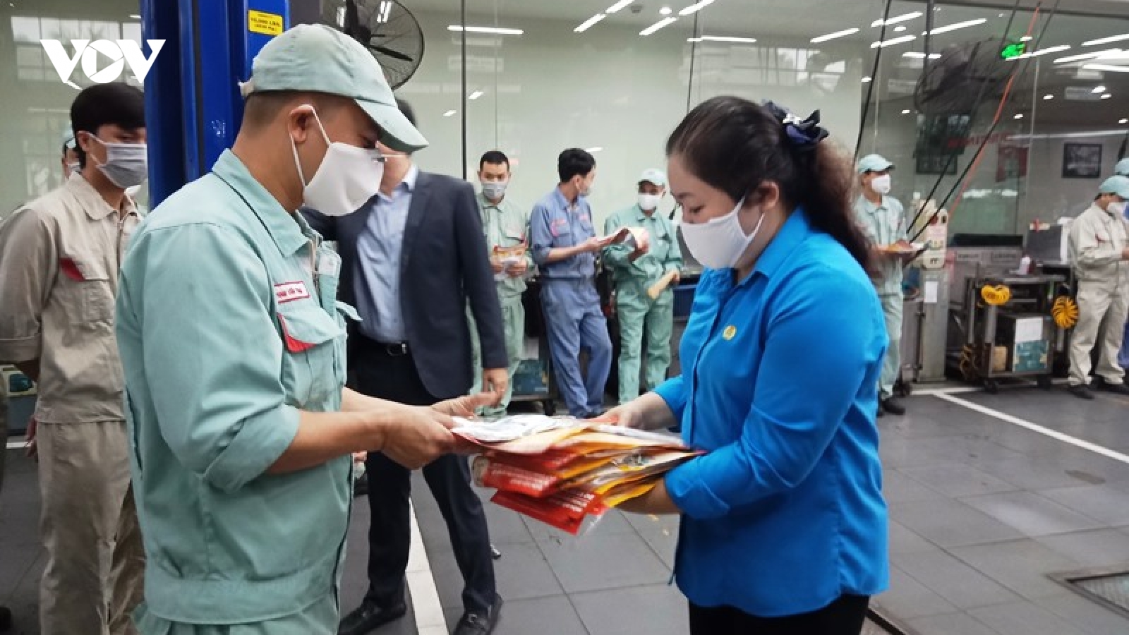 Hà Nội đề nghị chuyển hỗ trợ vé xe cho công nhân về quê ăn Tết sang hỗ trợ tiền mặt