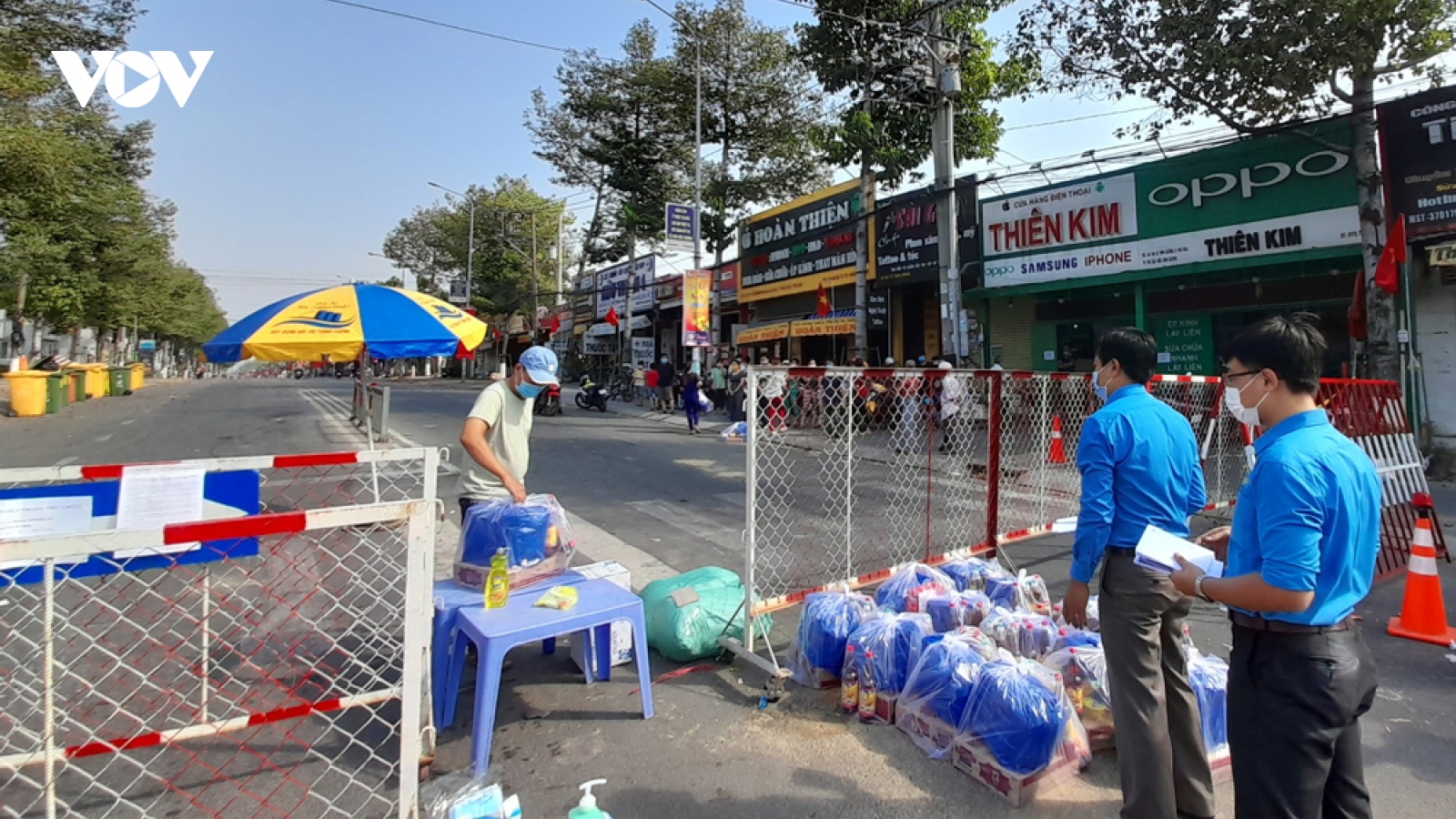 Cách trao quà đặc biệt cho công nhân trong khu phong tỏa vì Covid-19 ở Bình Dương
