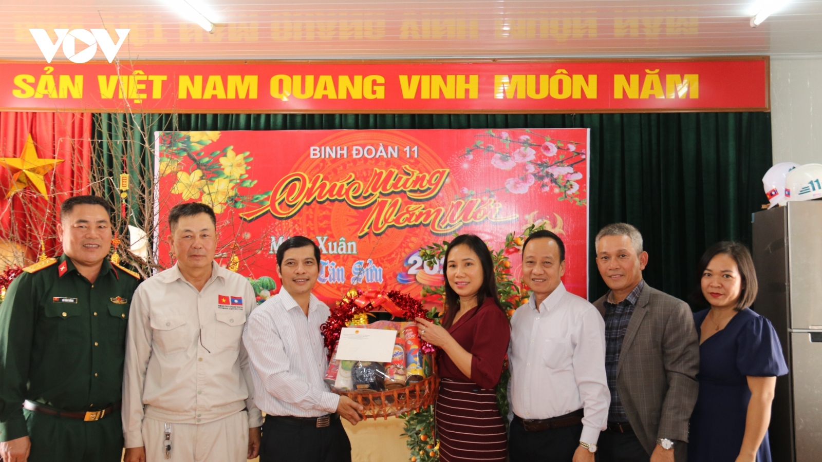 ĐSQ Việt Nam tại Lào thăm, chúc Tết cán bộ chiến sĩ đang thi công Nhà Quốc hội Lào