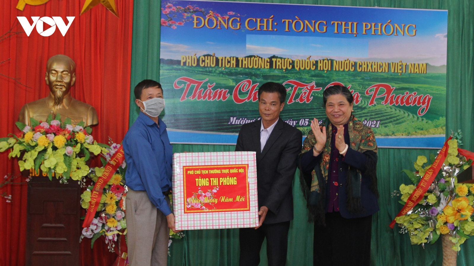 Phó Chủ tịch thường trực Quốc hội Tòng Thị Phóng chúc Tết nhân dân bản Thái Hưng