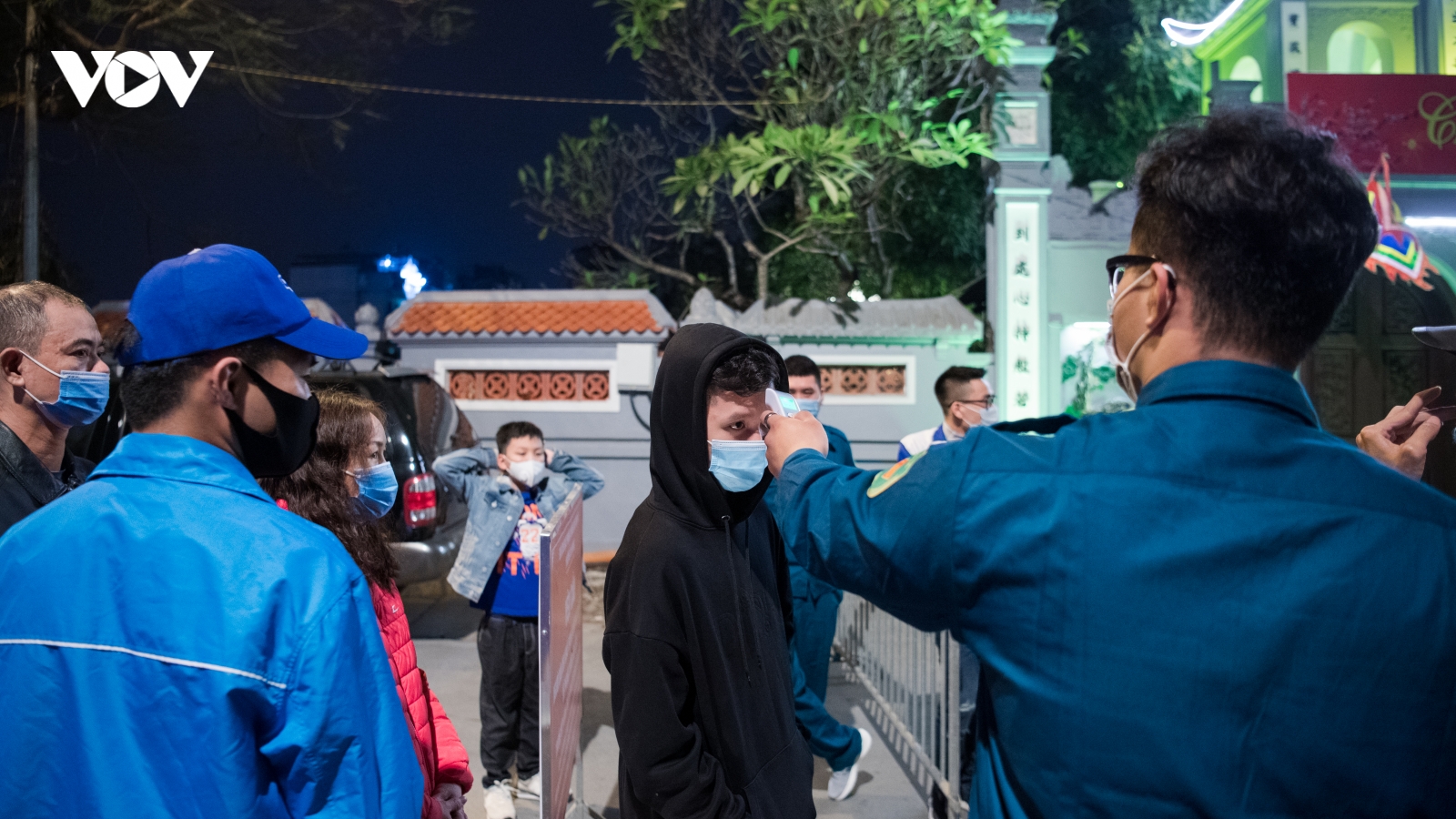 Lần đầu tiên, người dân đi lễ chùa Hà theo cách rất khác!