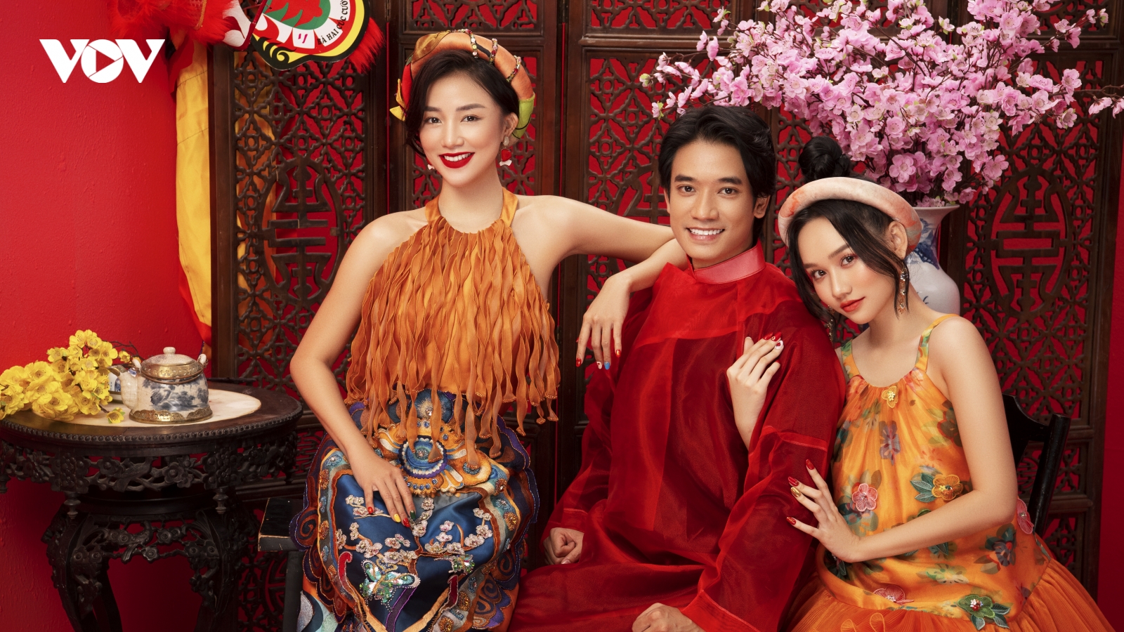Trúc Anh - Salim tạo dáng yêu kiều bên trai đẹp trong bộ ảnh Tết của "Thiên thần hộ mệnh"