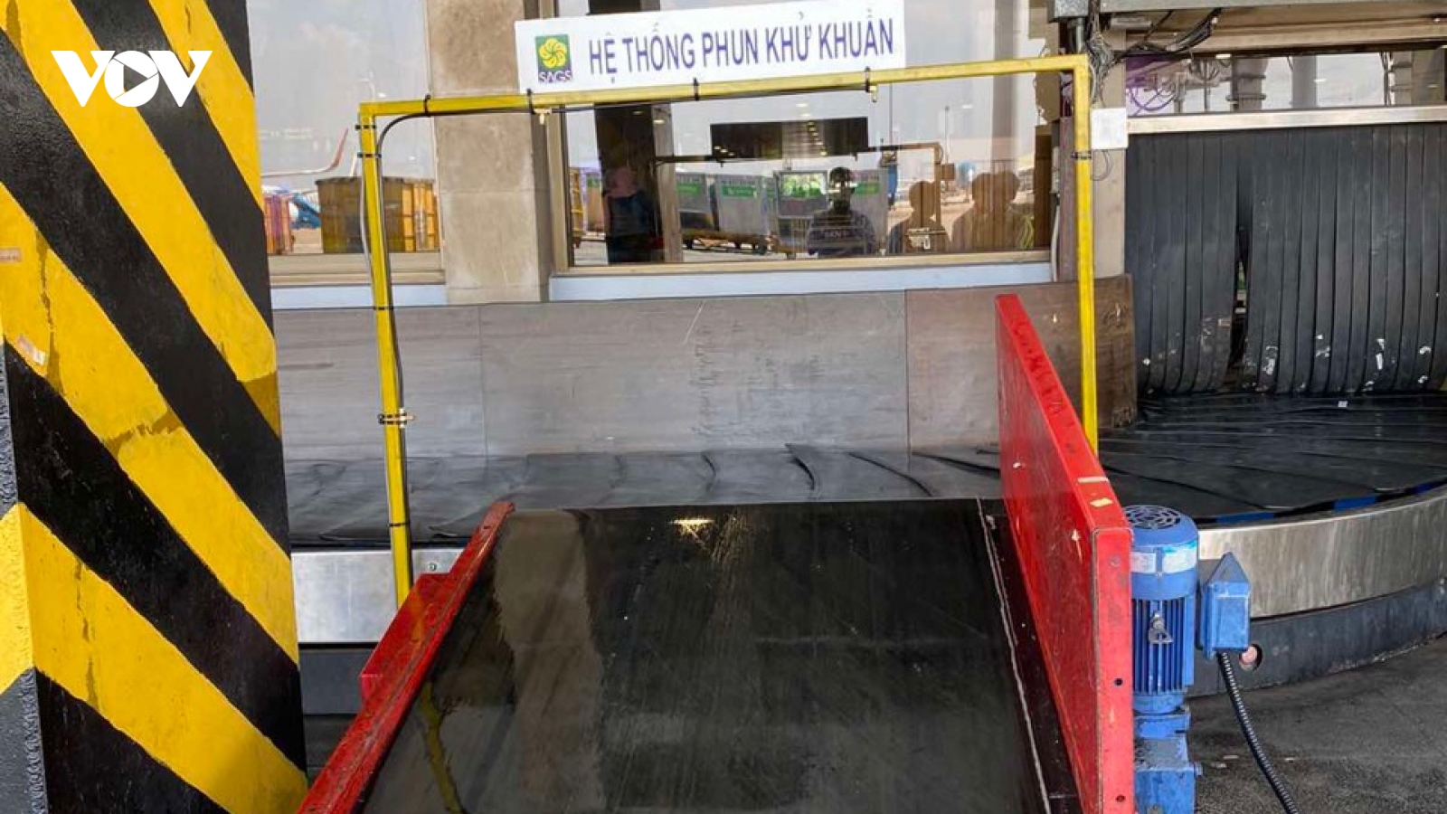 Khử khuẩn toàn bộ hành lý của hành khách đi, đến sân bay Tân Sơn Nhất
