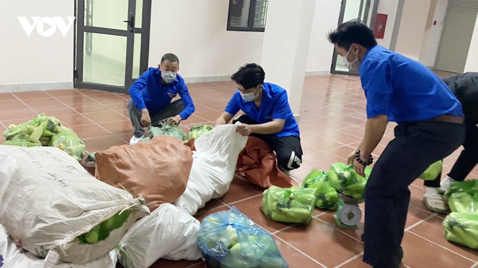 Quảng Ninh: Công chức, cán bộ đoàn "xắn tay" giúp dân tiêu thụ hàng Tết