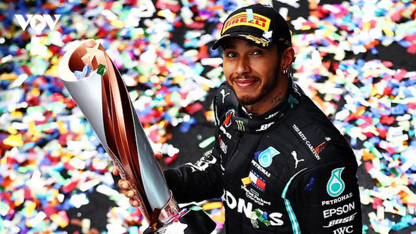 Lewis Hamilton gia hạn hợp đồng với Mercedes
