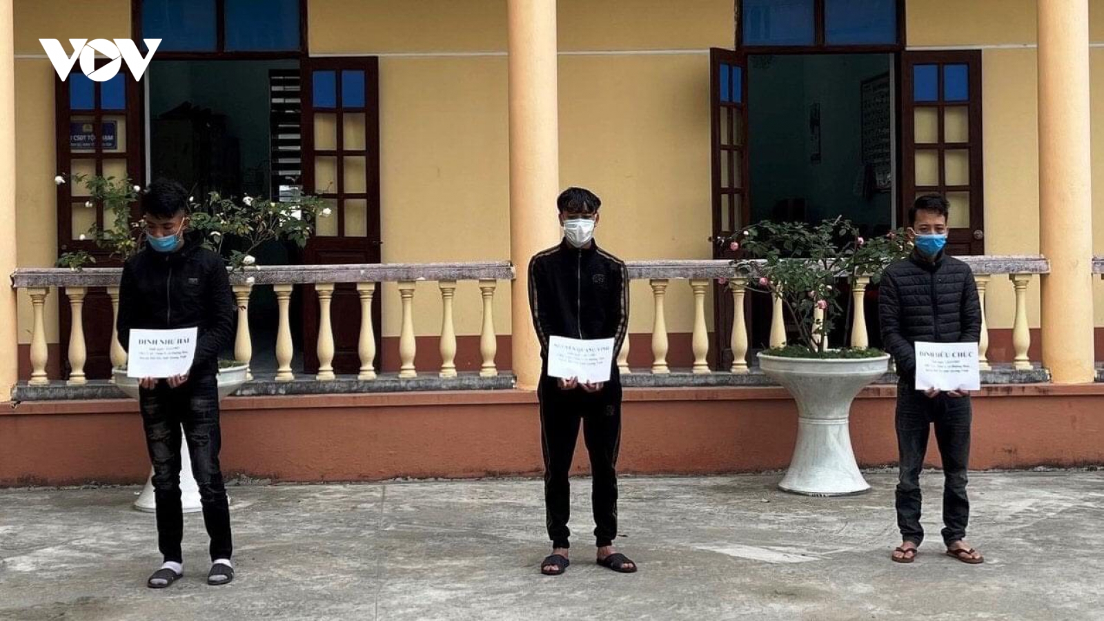 Mạo danh chốt phòng dịch chặn đường thu tiền, hành hung người dân