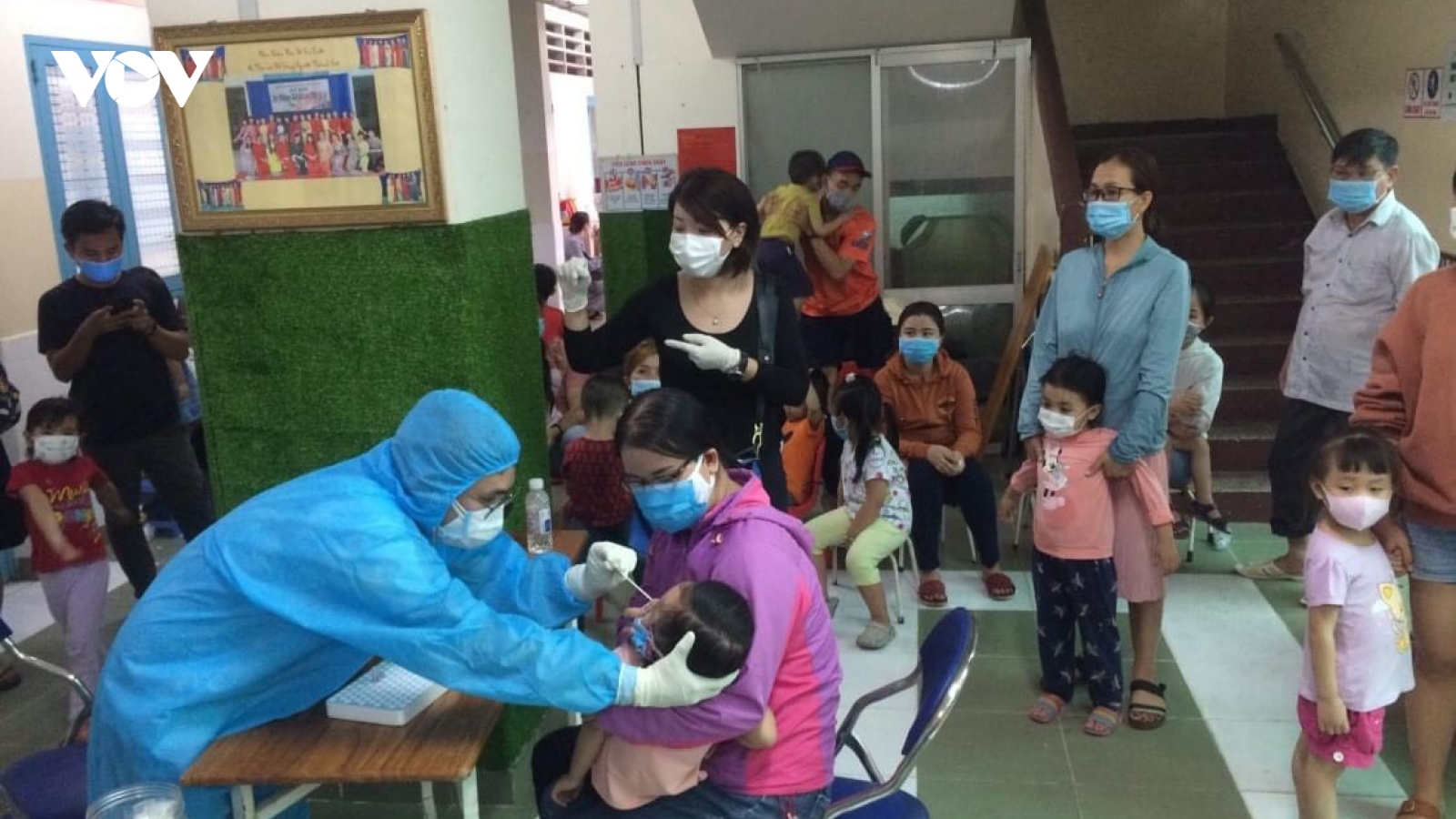 TP HCM vận động người thân nhân viên sân bay xét nghiệm giám sát Covid-19