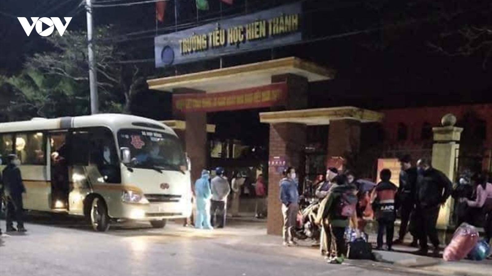 Chuyến xe trong đêm đưa 67 trẻ tiểu học ở Hải Dương đi cách ly ngày giáp Tết