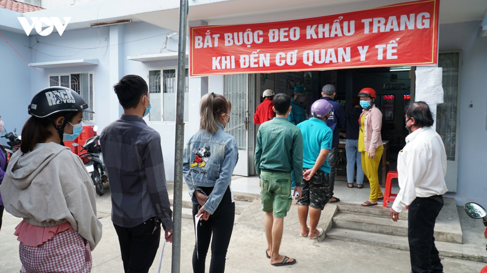 Nam tài xế từ Hải Dương vào Bình Dương che biển số xe trốn cách ly