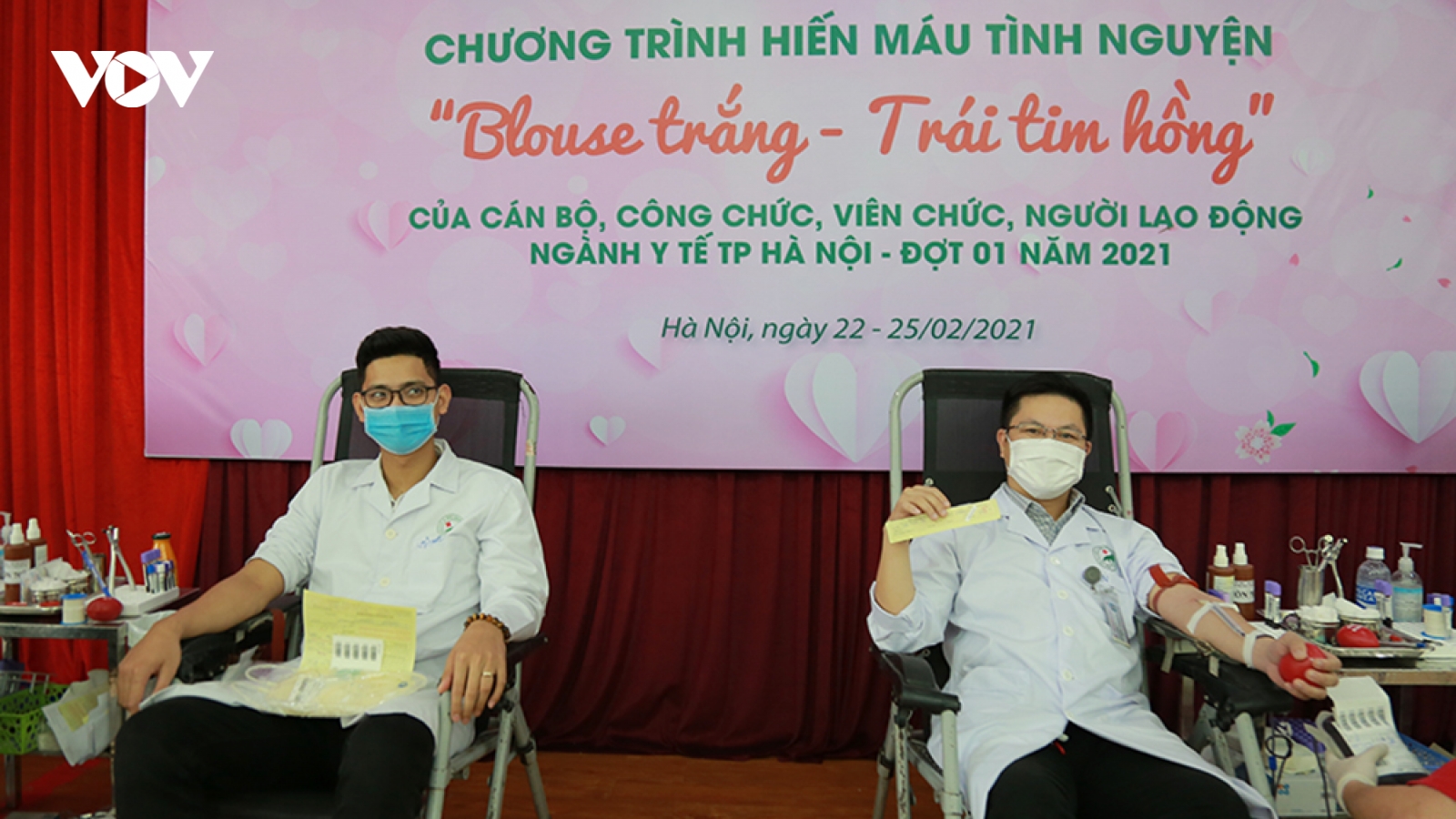 Cán bộ, nhân viên y tế hiến máu cứu người giữa đại dịch COVID-19