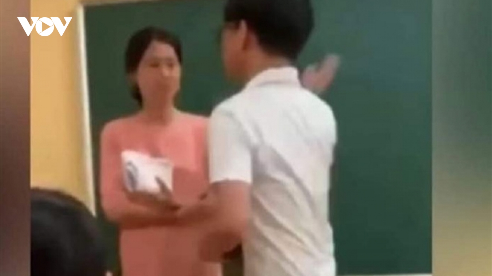 Clip học sinh tát giáo viên trên bục giảng có thật, xảy ra tại Hà Nội