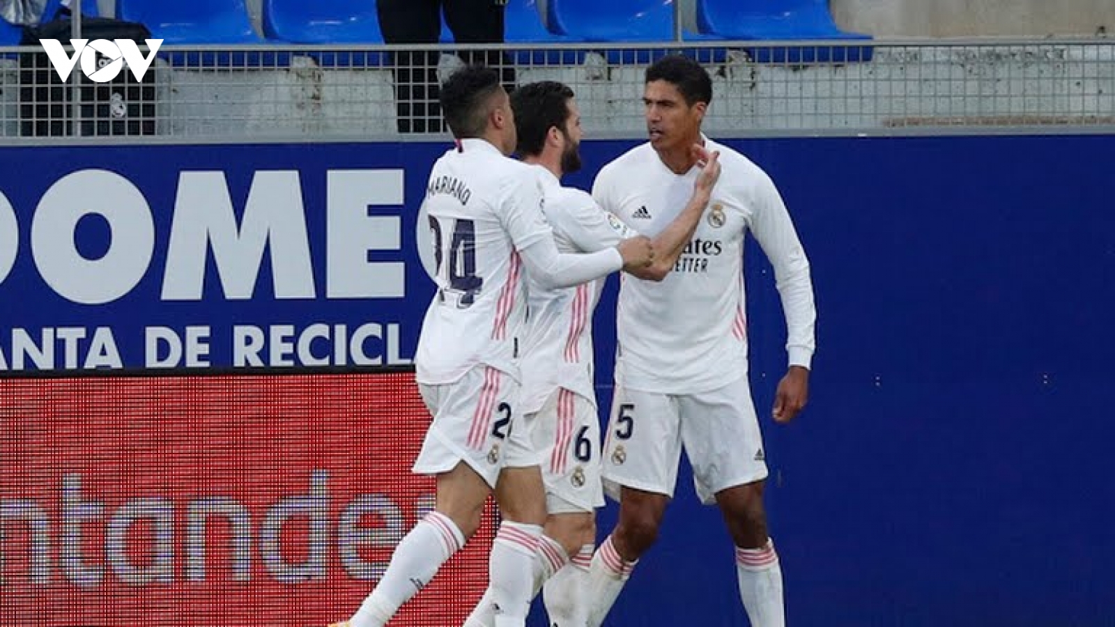 Varane tỏa sáng rực rỡ, Real Madrid ngược dòng kịch tính trước Huesca