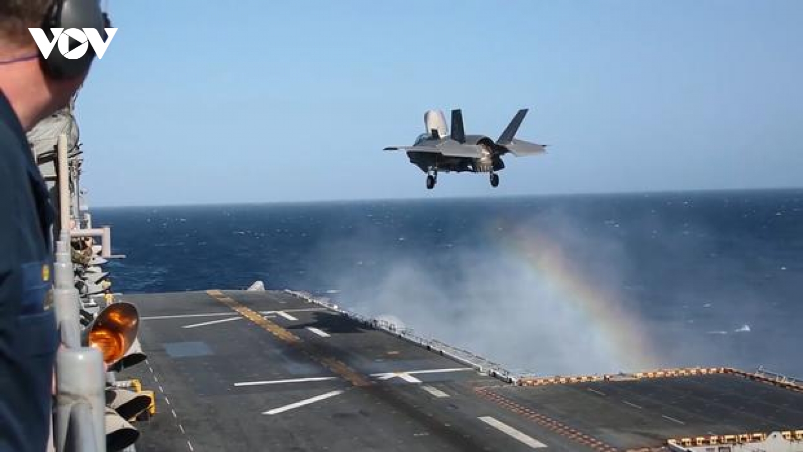 Tiêm kích F-35B phô diễn khả năng hạ cánh trên tàu tấn công đổ bộ