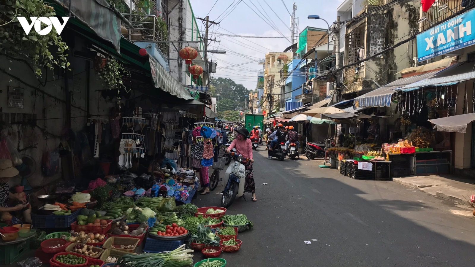 Mùng 4 Tết, các chợ truyền thống ở TP HCM vắng người mua