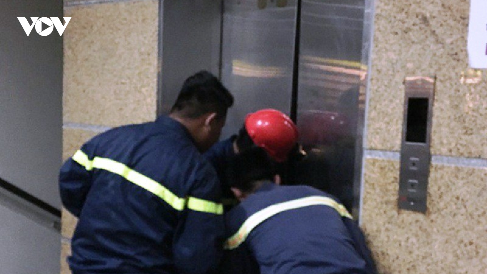 Cứu 1 phụ nữ và 2 trẻ em mắc kẹt trong thang máy