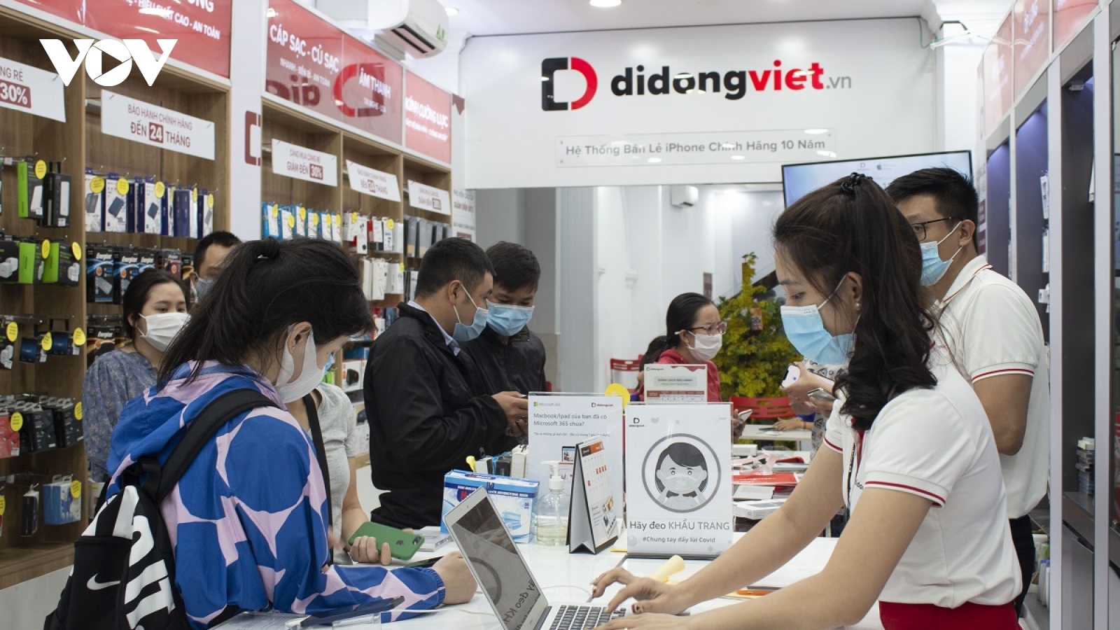 Điện thoại và máy tính xách tay hút hàng sau Tết 