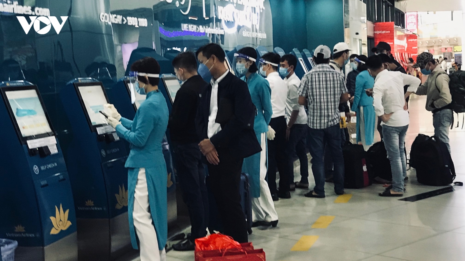 Ảnh: Sân bay Nội Bài vẫn hoạt động bình thường, không có chuyện đóng cửa