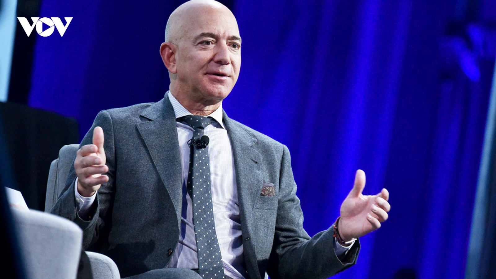 Tỷ phú Jeff Bezos bất ngờ rút khỏi vị trí CEO Amazon