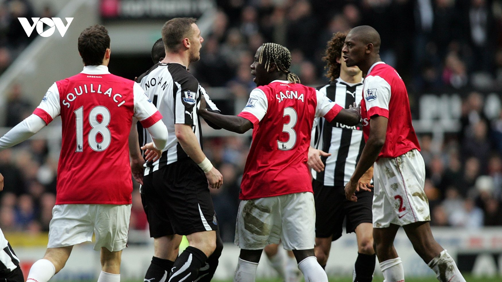Ngày này năm xưa: Arsenal tạo nên trận cầu kinh điển của Ngoại hạng Anh