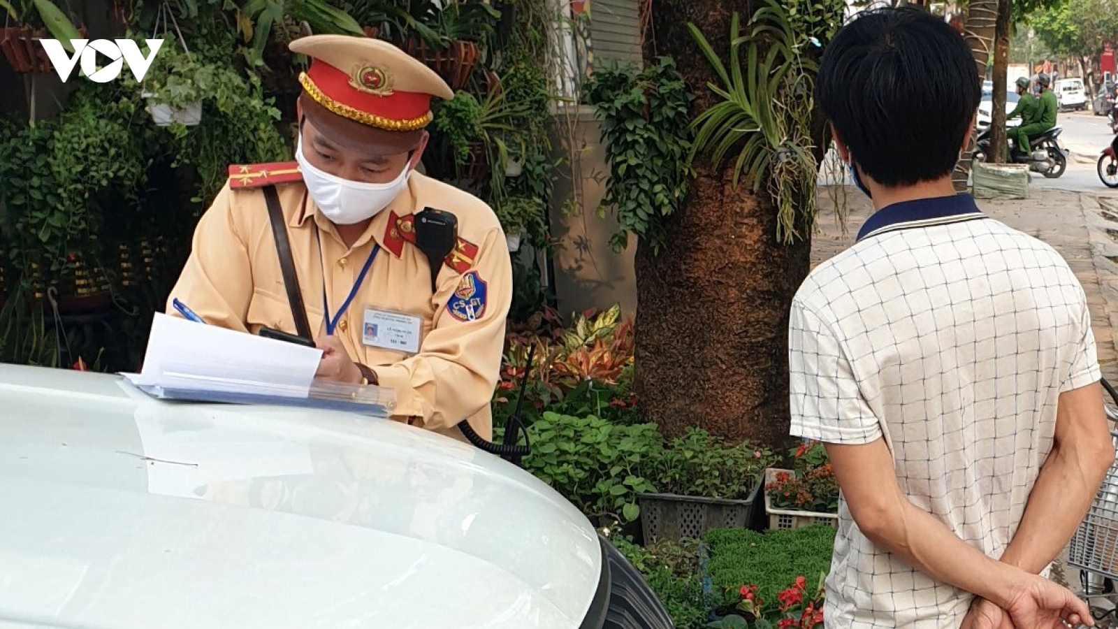 Phạt hành chính 2 thanh niên không đeo khẩu trang nơi công cộng