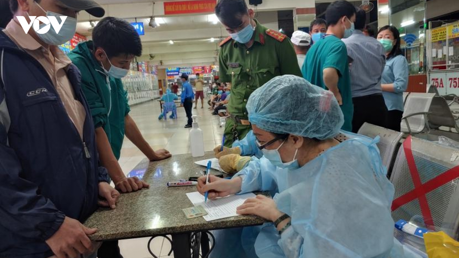 Nhân viên y tế làm việc xuyên Tết để lấy mẫu xét nghiệm trên diện rộng