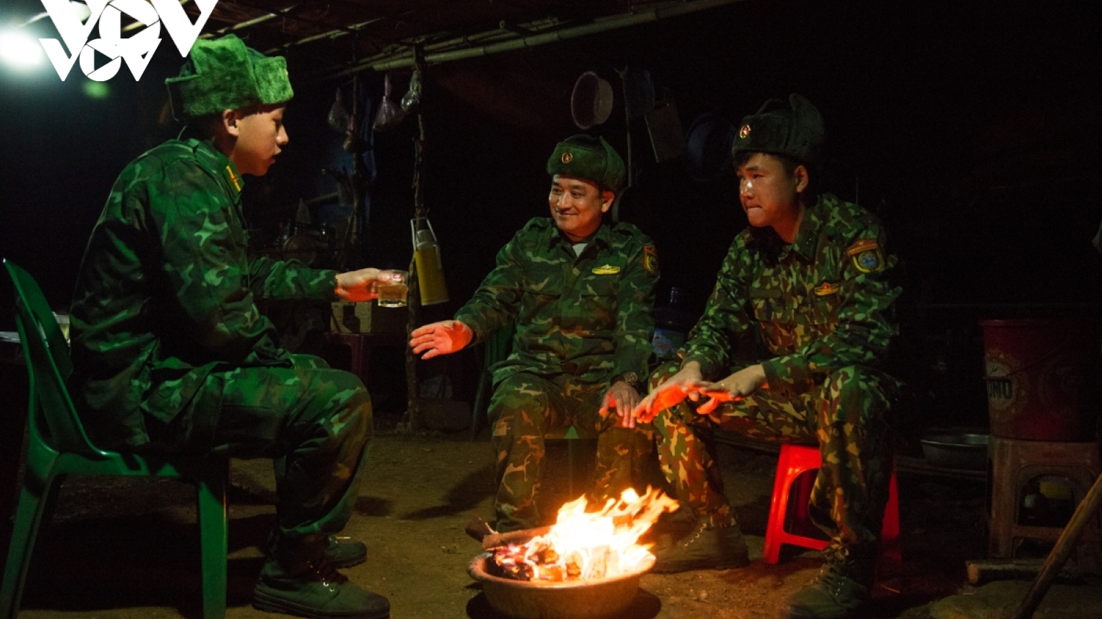 Những người "ăn lán, ngủ rừng" để chống COVID-19