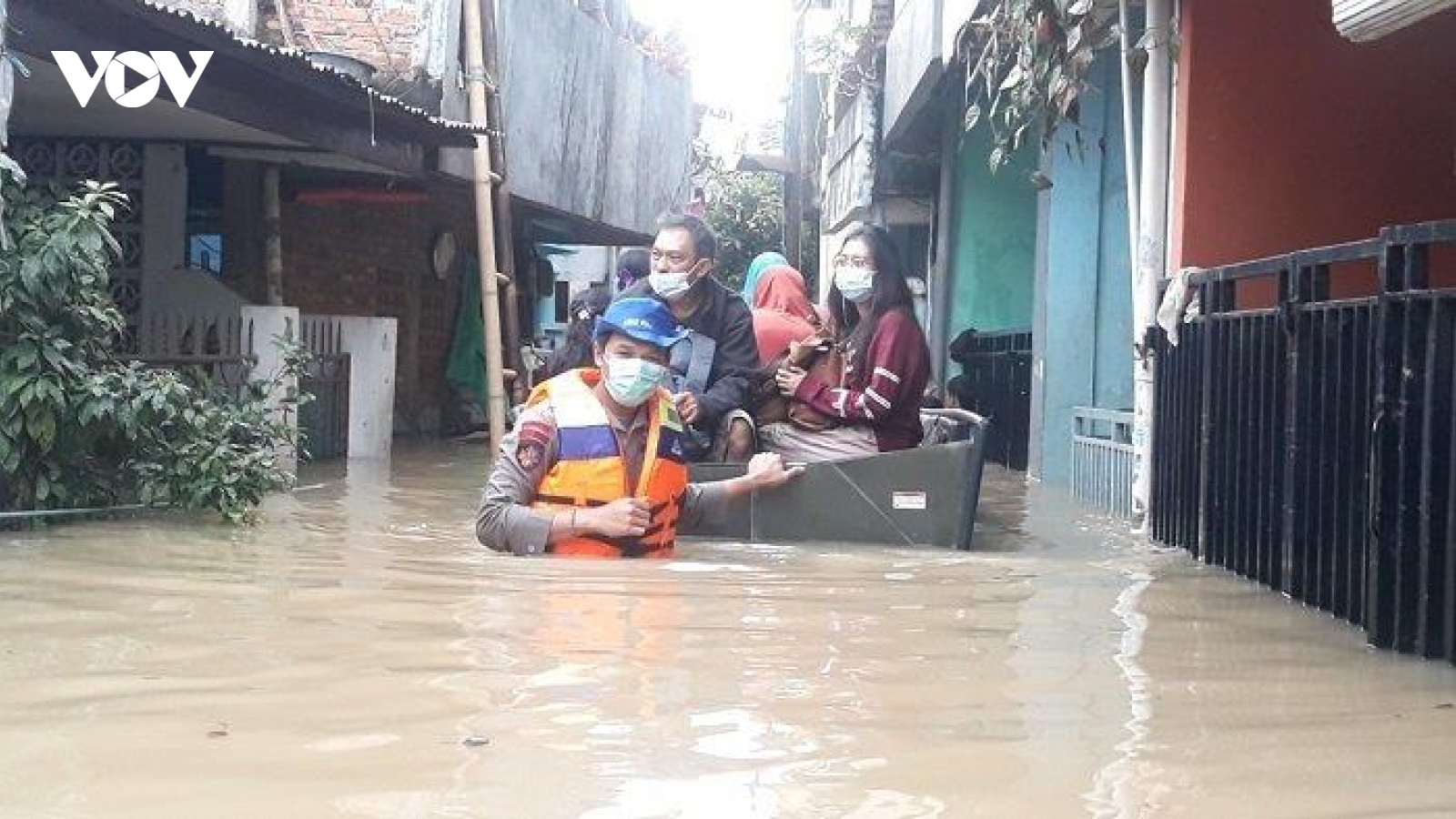 Lũ lụt gây mất điện, sơ tán ở thủ đô Jakarta của Indonesia