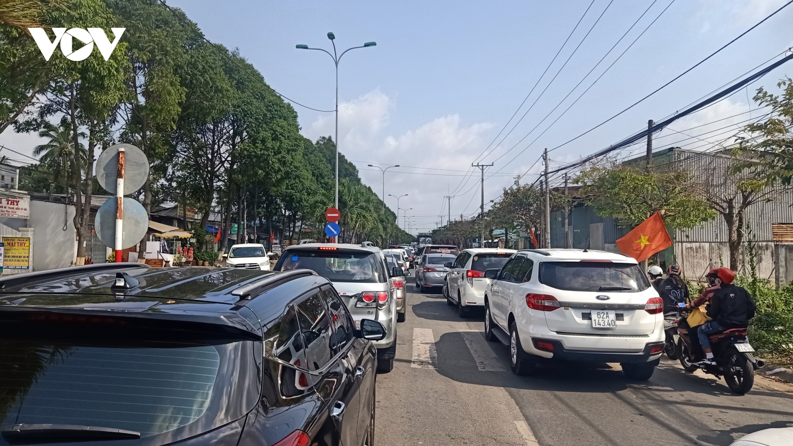 Phà Đình Khao nối bờ Vĩnh Long-Bến Tre ùn tắc giao thông trầm trọng