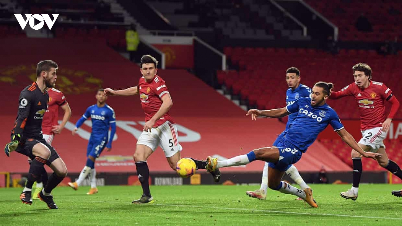 Công làm thủ phá, MU đánh rơi chiến thắng trước Everton ở phút bù giờ