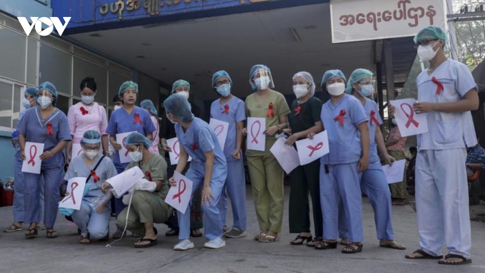 Nhân viên khắp Myanmar nghỉ việc, phản đối đảo chính quân sự
