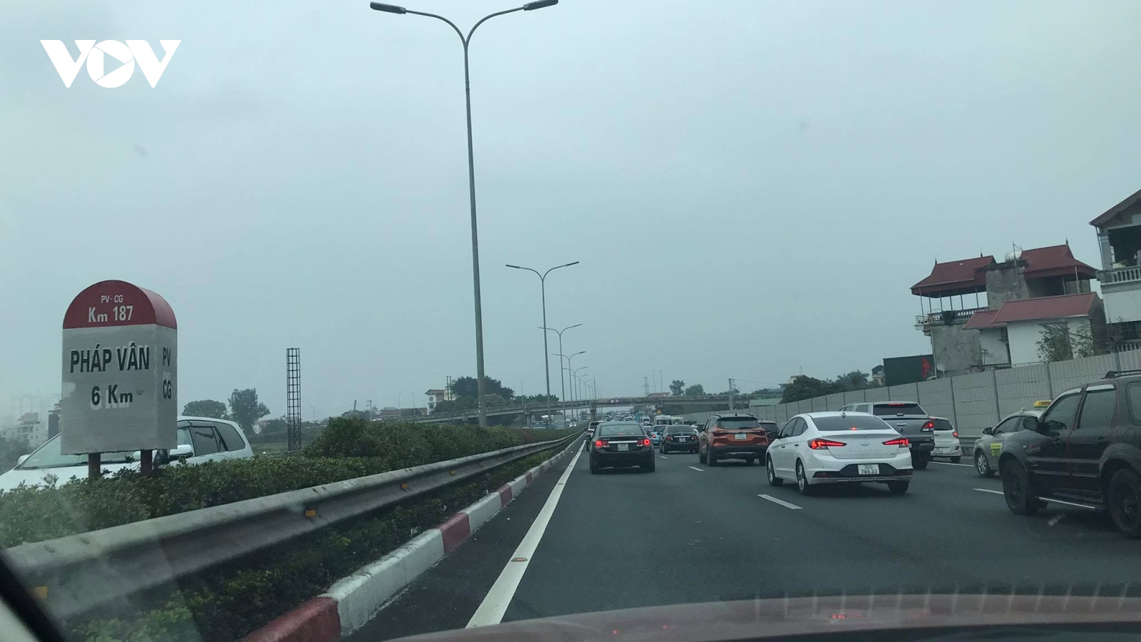 Cao tốc Pháp Vân-Cầu Giẽ ùn tắc kéo dài trong chiều mùng 4 Tết