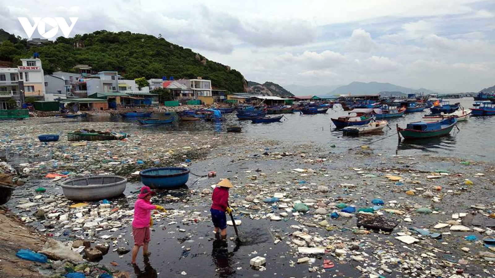 Nỗi ám ảnh rác thải nhựa ở vùng biển Nam Trung bộ