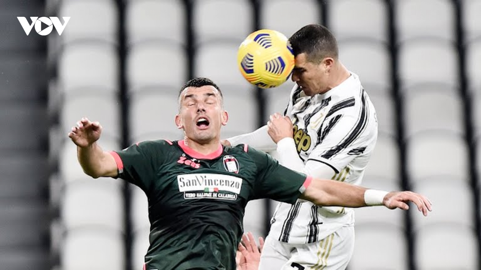 Ronaldo rực sáng, Juventus phả hơi nóng vào Inter Milan