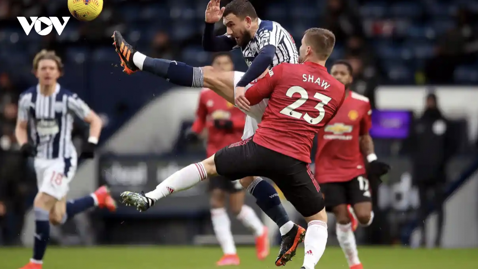 Chia điểm trên sân West Brom, MU giương cờ trắng trong cuộc đua vô địch với Man City